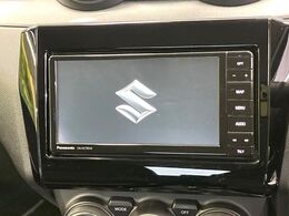 【純正フルセグナビ】人気の純正ナビを装備しております。ナビの使いやすさはもちろん、オーディオ機能も充実！キャンプや旅行はもちろん、通勤や買い物など普段のドライブも楽しくなるはず♪