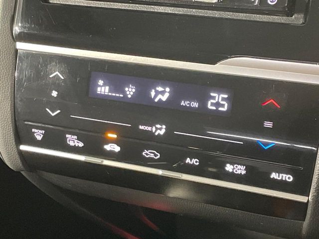 【オートエアコン】一度お好みの温度に設定すれば、車内の温度を検知し風量や温度を自動で調整。暑い…寒い…と何度もスイッチ操作をする必要はありません。快適な車内空間には必須の機能ですね♪