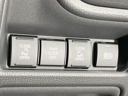 【両側パワースライドドア】スマートキーや運転席のスイッチで後席両側スライドドアの開閉が可能♪電動だから力を入れてドアを開ける必要が無く、小さなお子様でも簡単に開け閉めでき快適です♪