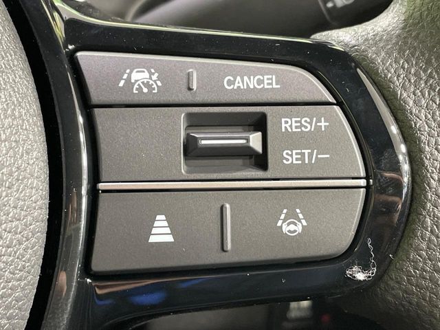 【アダプティブクルーズコントロール】高速道路での長距離走行が楽に！！自動で速度を保つクルーズコントロールが、衝突軽減システムと連携し、前方の車両を感知して車間を保つように速度調節してくれます！！