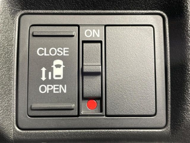 【パワースライドドア】スマートキーや運転席のスイッチでスライドドアの開閉が可能♪電動だから力を入れてドアを開ける必要が無く、小さいお子様でも、重い荷物を持っている時もラクに開け閉めできます♪
