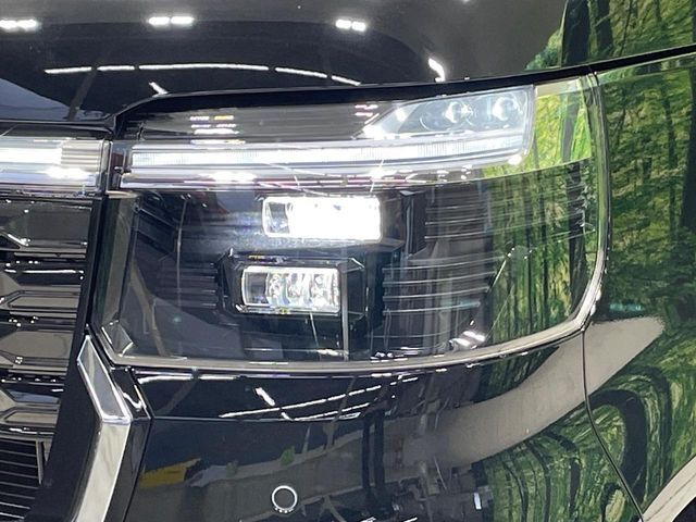 【LEDヘッドライト】悪天候や夜間走行時も良好な視界を確保し安心して運転できる高輝度LEDヘッドライトを装備！点灯速度が早く、消費電力も抑えられています。