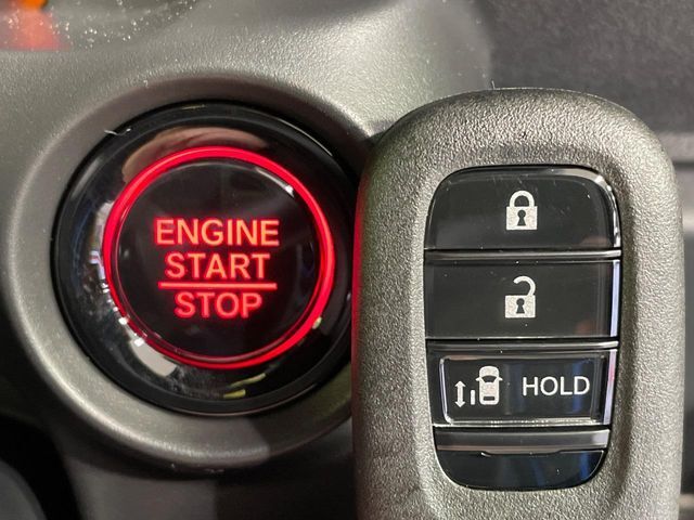 【Hondaスマートキー】カバンやポケットに入れたままでもドアの施錠・解錠が可能なスマートキーを装備。エンジンのオン・オフ時もカギを取り出す必要が無いからとっても便利です♪