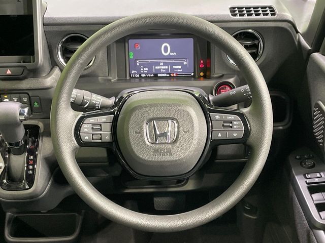 インテリアに合わせたデザインのステアリングは、運転される方のことも考え、運転しやすい形状、大きさです。是非一度、実際に触ってお確かめください。