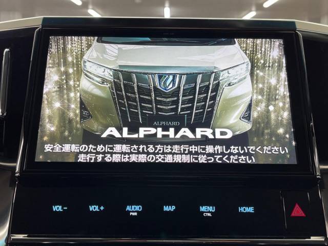 【メーカー純正ナビ】インテリアに溶け込むスタイリッシュな「専用設計」メーカーナビを装備♪視認性や操作性など基本性能にも優れ、より上質なカーライフをお楽しみいただけます。