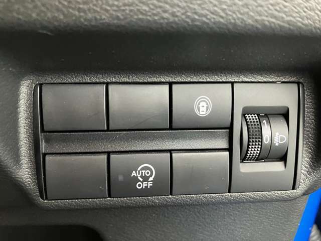 運転席右側にはライトの光軸調整ダイヤルや運転支援機能のオン/オフスイッチを設置しております。