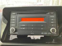 純正CDチューナー搭載！AUX端子もありますので、トランスミッターなどを使用して携帯電話の音楽を再生することも可能です！好きな音楽でドライブを満喫してください！