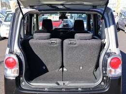 後席使用時でも十分な広さを確保した荷室空間！後席を倒せば、フラットになります。トランクの下には、パンク修理キットが収納されています。