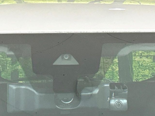 【エマージェンシーブレーキ】走行中に前方の車両等を認識し、衝突しそうな時は警報とブレーキで衝突回避と被害軽減をアシスト。より安全にドライブをお楽しみいただけます。