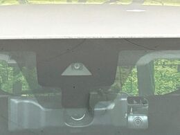 【エマージェンシーブレーキ】走行中に前方の車両等を認識し、衝突しそうな時は警報とブレーキで衝突回避と被害軽減をアシスト。より安全にドライブをお楽しみいただけます。