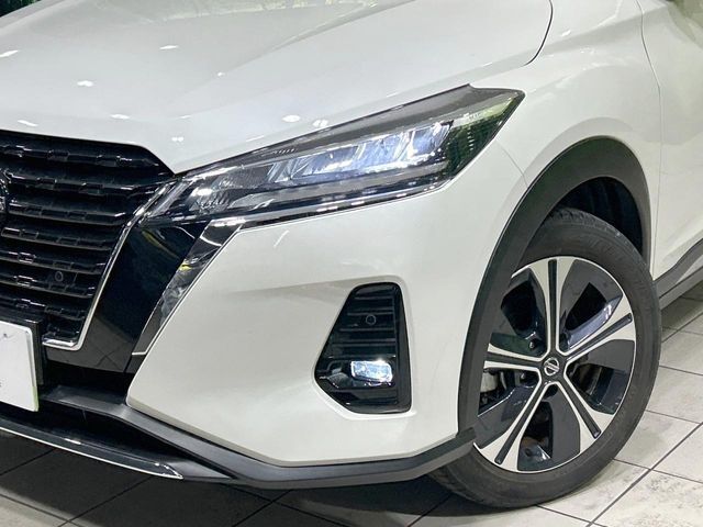 【LEDヘッドライト】悪天候や夜間走行時も良好な視界を確保し安心して運転できる高輝度LEDヘッドライトを装備！点灯速度が早く、消費電力も抑えられています。