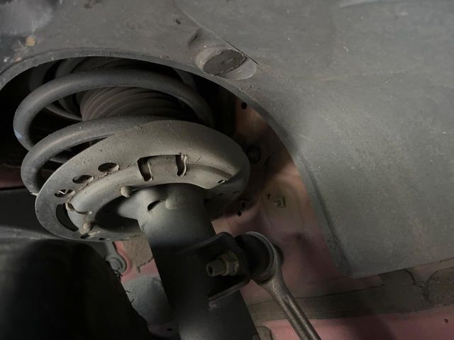 お車を安心してお乗りいただく為には、足回りの定期点検が欠かせません。サービスサポート（有償保証）では無料点検もご提供しており、安心のカーライフをお過ごしいただけるサポート体制が整っています。