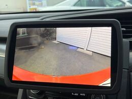 【バックカメラ】駐車時に後方がリアルタイム映像で確認できます。大型商業施設や立体駐車場での駐車時や、夜間のバック時に大活躍！運転スキルに関わらず、今や必須となった装備のひとつです！