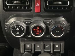 【オートエアコン】一度お好みの温度に設定すれば、車内の温度を検知し風量や温度を自動で調整。暑い…寒い…と何度もスイッチ操作をする必要はありません。快適な車内空間には必須の機能ですね♪