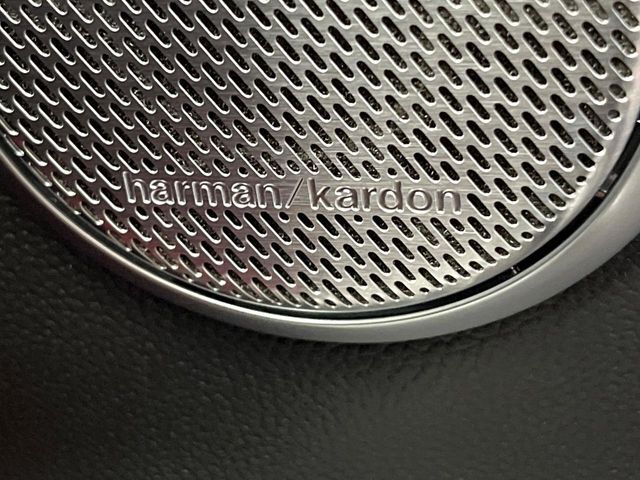 ●harman/kardonサウンドシステム：オーディオ専門メーカーが手掛けるプレミアムスピーカーを装備。多数のスピーカーから、音の粒立ちまで分かる高品質な音楽をお楽しみいただけます。