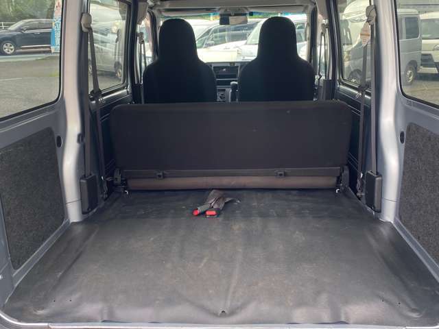 シートは折り畳んでも荷物を置いてもOK！広々お使いいただけます！