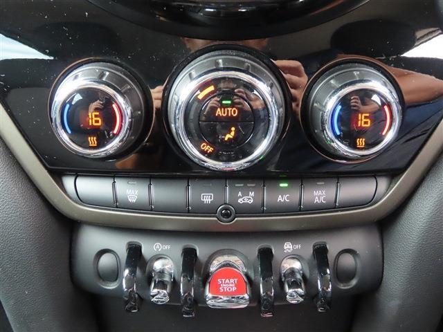 オール4エクステリア/1オーナー/ACC/インテリS/タッチスクリーンNEWiDriveナビ/Bカメラ/BTオーディオ/スマキー/アイドリングSTOP/PWバックドア/LEDヘッド/FRフォグ/禁煙車/記録簿/