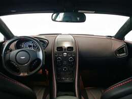 内外装とても状態がよく、Bang ＆ Olufsenも装備。心地良いエキゾーストと共に上質な音楽も楽しめます。気分はまさに007のジェームズボンドのよう。