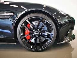 20inch20spokeのホイールはオプションで65万円。レッドキャリバーを装備し目を惹きます。