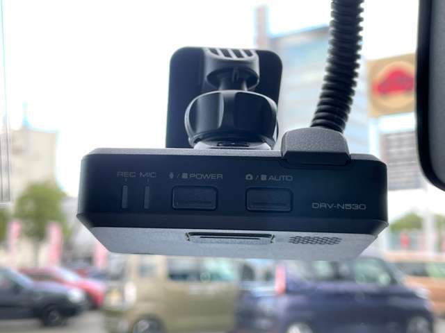 「ドライブレコーダー」 急停止や衝突などで車に衝撃が加わった時、映像・音声を記録する車載装置です♪