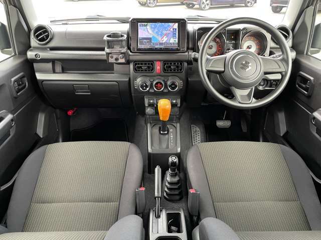 内装は黒色を基調としており、落ち着いた雰囲気を演出しています！