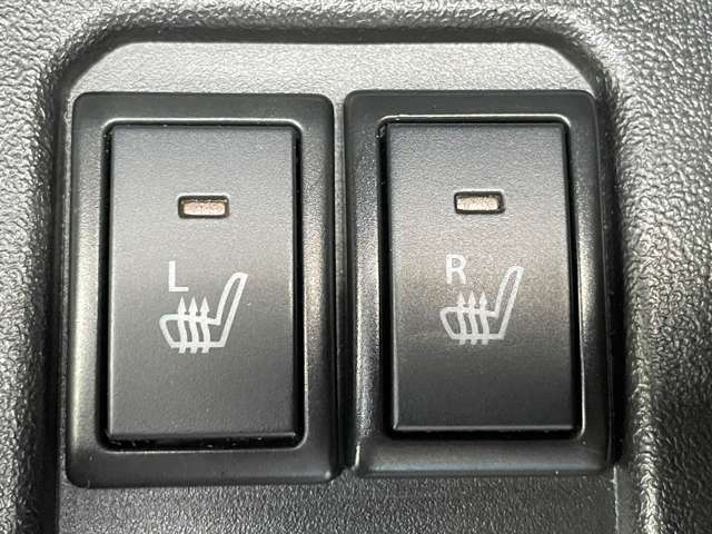 「前席シートヒーター」　シートの座面を温めるヒーターを運転席と助手席に装備♪