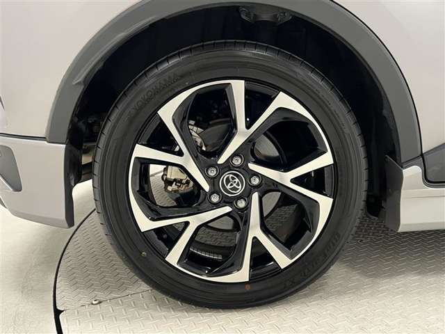 タイヤサイズは225/50R18！残り溝は8ミリ程度です！純正アルミホイール！