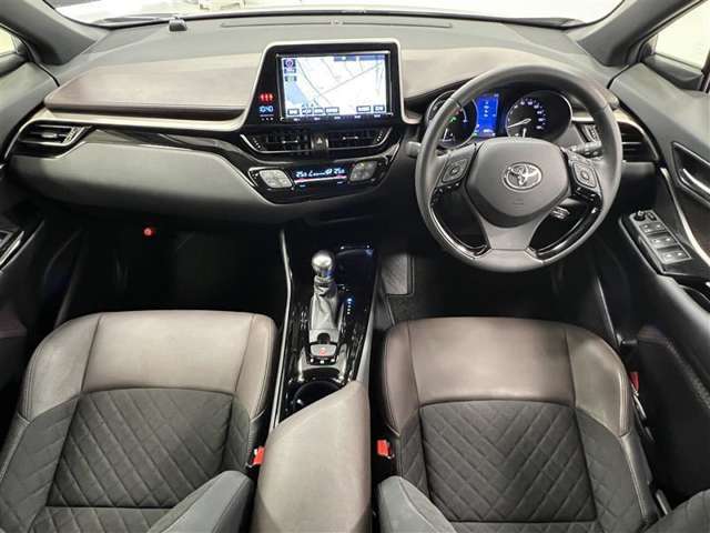 走る楽しさを持ったSUV！TNGAプラットフォームを採用していて、ハンドリングに定評があります！ハイブリッド車なので、静粛性があり、とても静かで快適！
