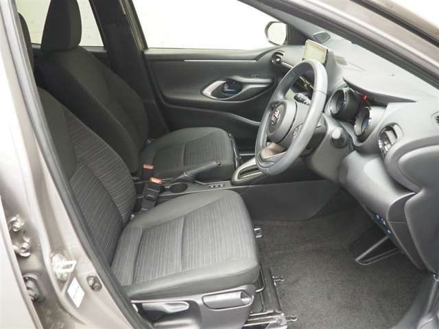 シンプルで飽きが来ず、使い勝手のよいハンドル周り。長くご愛用いただけるおクルマです！