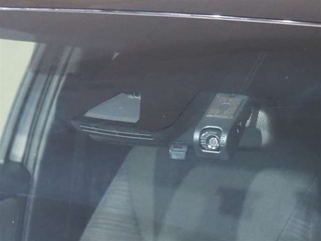 万が一のトラブルのときにも役に立つドライブレコーダーを装備しています。側面衝突や幅寄せ・割り込み対策に！