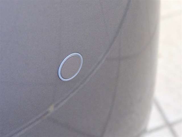 コーナーセンサーを車の前後に装備。障害物までの距離に応じて警告音を変えてお知らせ。縦列駐車時や駐車場・車庫などでの取り回しをサポートします。詳細は販売店スタッフまでおたずねください。