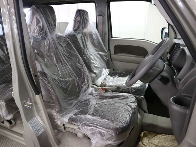 当社販売担当者、仕入担当者、リフトに持ち上げ車検検査員による下廻りチェックをクリアした高品質車を展示しております。