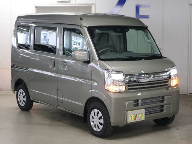 雨が降ってもゆったりと車選びができる全天候型立体展示場！エスカレーター完備！