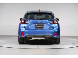 流麗なルーフラインから連続性を持たせたスタイリッシュかつスポーティなリヤデザインです。