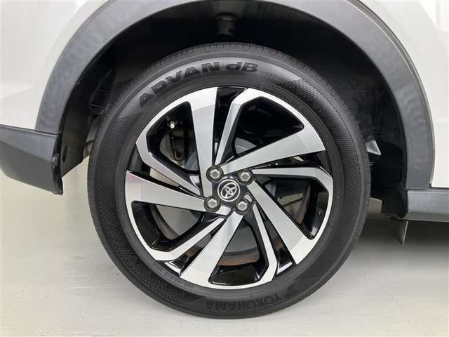 タイヤサイズは195/60R17！残り溝は7ミリ程度です！純正アルミホイール！