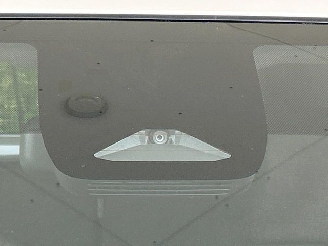 【トヨタセーフティセンス】走行中に前方の車両等を認識し、衝突しそうな時は警報とブレーキで衝突回避と被害軽減をアシスト。より安全にドライブをお楽しみいただけます。
