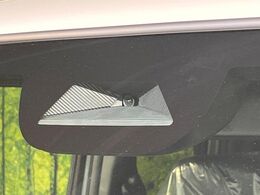 【ホンダセンシング】走行中に前方の車両等を認識し、衝突しそうな時は警報とブレーキで衝突回避と被害軽減をアシスト。より安全にドライブをお楽しみいただけます。