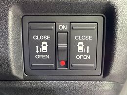 【両側パワースライドドア】スマートキーや運転席のスイッチで後席両側スライドドアの開閉が可能♪電動だから力を入れてドアを開ける必要が無く、小さなお子様でも簡単に開け閉めでき快適です♪