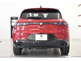 スタイリシュで洗練されたリヤビューとそして快適な空間を提供致します。