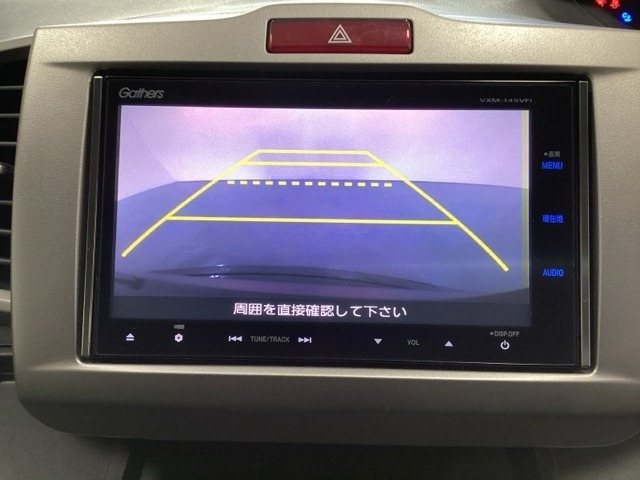 バックでの車庫入れも安心です！　リアカメラが付いているバックモニター付のナビを装備しております。操作線もついており距離感も画面から確認できます。