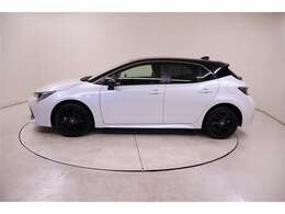 プラチナホワイトパールマイカにブラックルーフのツートーンカラーが純正のアルミホイールにマッチしています