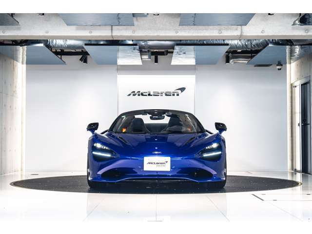 フロントフェイスはサメをモチーフにしており、鋭いノーズやエアインテークの開口部が俊敏性や攻撃性を表現しております。