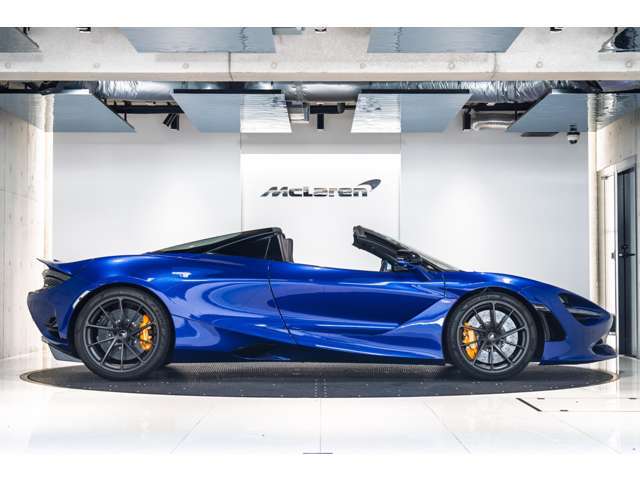 ルーフは約11秒で開閉し、他ブランドのオープンモデルと比較しても素早い開閉が可能でございます。