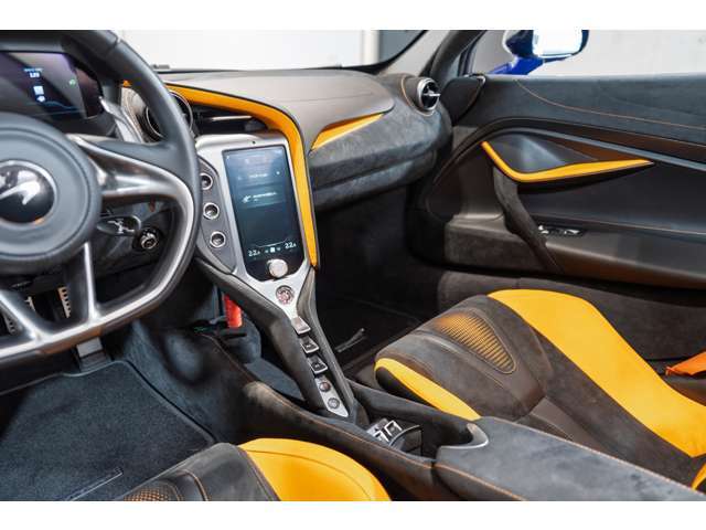 インテリアカラーは、【Jet Black Leather and Mclaren Orange】が選択されております。