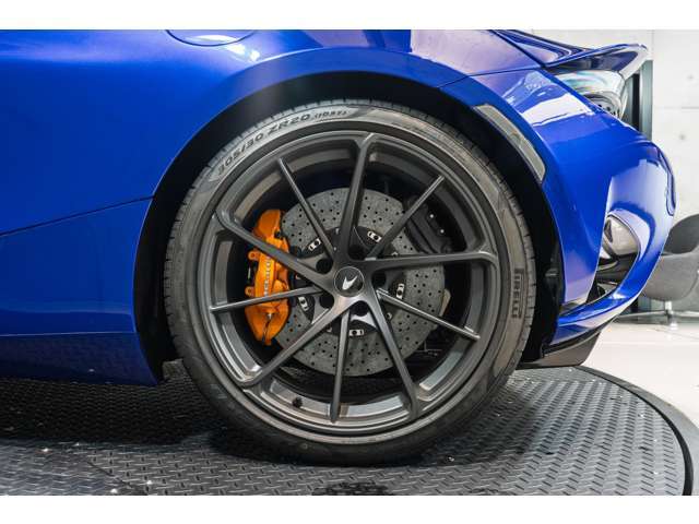 フロントリフトが標準で装備されており、約4秒で40ミリ車高が上昇いたします。