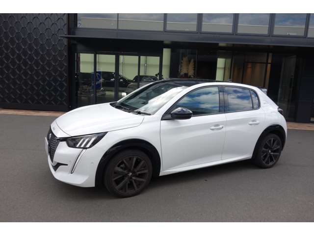 弊社では全車両の事前点検整備を実施しております。新車保証を継承しましてのご納車となります。