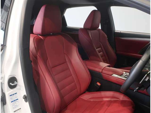 真っ赤なシートがスポーティな印象をより引き立てる運転席・助手席は乗る人をしっかりとサポートし、長時間の運転も疲れにくい形状になっております！