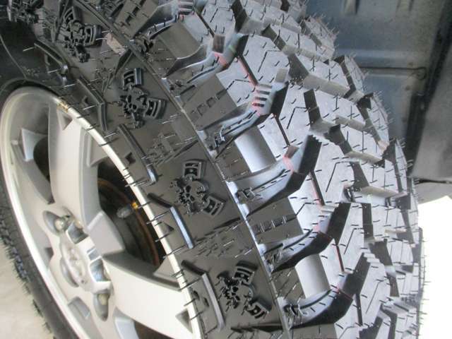 新品【RADAR RENEGADE R/T＋（LT195/80R15　107/105Q）】タイヤ換装済。サイドのドクロマークが特長です。