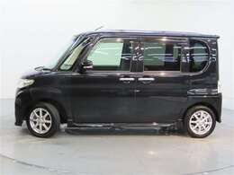 両側スライドドア付きだから、狭い駐車スペースなどでの 乗り降りラクラク！小さなお子さまのいるご家庭には嬉しい装備。