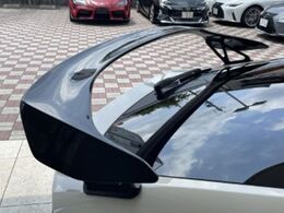 【大型リヤスポイラー】スポーツカーらしさがグッと引き立つ大型リヤスポイラーを装着♪高速走行時のスタビリティ（走行安定性）向上に役立ちます。